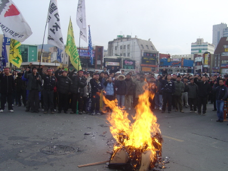 민주노총 대전본부 3월 총파업. '비정규악법' 화형식 